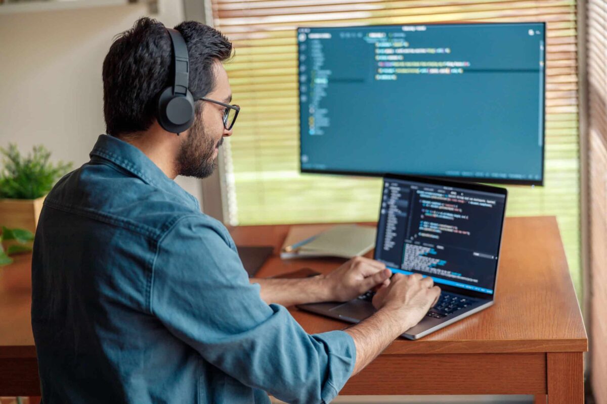 Bilgisayarında web tasarımı ve yazılım geliştirme üzerinde çalışan kişi